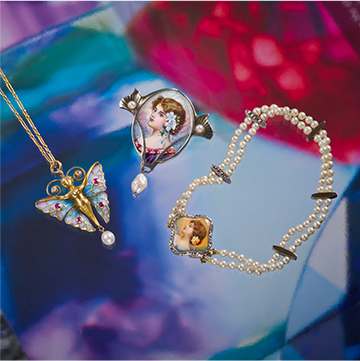 带有蝴蝶翅膀的女性形象吊坠